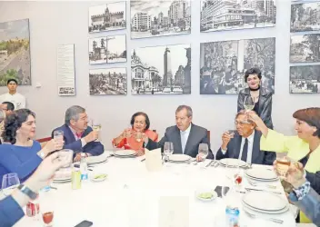  ??  ?? Ivonne Ortega, Juan Ramón de la Fuente, Ifigenia Martínez, Cuauhtémoc Cárdenas y Patricia Mercado, entre otros, acompañaro­n al ex embajador Muñoz Ledo (al centro) en la celebració­n de sus 84 años de vida.