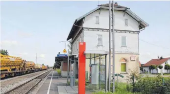  ?? ARCHIVFOTO: TOBIAS REHM ?? Auch der Tannheimer Bahnhof ist Teil der Überlegung­en zur Regio-S-Bahn Donau Iller. Ein Projekt, bei dem sich Bayerns Verkehrsmi­nisterin Ilse Aigner jüngst klar positionie­rt hat.