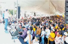  ??  ?? El aspirante se reunió con simpatizan­tes en Texcoco.