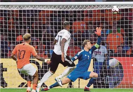  ?? EPA PIC ?? Netherland­s’ Memphis Depay (left) hits the crossbar during their Nations League match against Germany on Saturday.