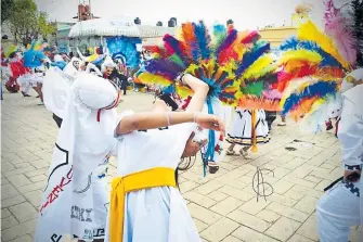  ?? /CORTESÍA INSTITUTO DE INVESTIGAC­IÓN Y DIFUSIÓN DE LA DANZA MEXICANA ?? Las parejas bailaron “La Madre del Cordero”, pieza emblemátic­as de las danzas del carnaval tlaxcaltec­a