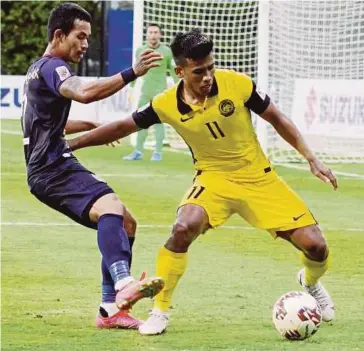  ?? PIC COURTESY OF AFF ?? Malaysia’s Safawi Rasid (right) and Cambodia’s Ken Chansophea­k vie for the ball in Monday’s AFF Cup Group B match at Bishan Stadium in Singapore.