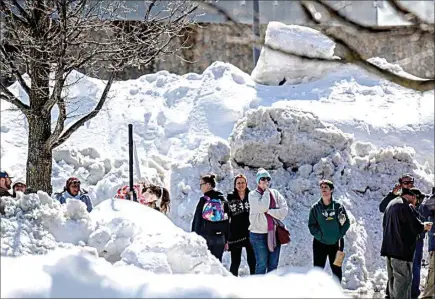  ?? WATCHARA PHOMICINDA / THE ORANGE COUNTY REGISTER VIA AP ?? Residents in San Bernardino Mountain brave long lines for food at Goodwin & Son’s Market in Crestline, Calif., on Friday amid a shortage caused by heavy snowfall and difficulti­es with delivery truck access on Highway 18.