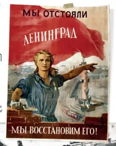  ??  ?? En sovjetisk plakat af V.P. Serov i 1942. Teksten lyder: »Vi forsvarede Leningrad! Vi vil genopbygge den.« Kvinder tegnede sig for en stor del af arbejdssty­rken i byggebranc­hen på grund af tabet af maend i krigen.