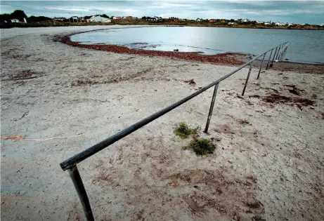  ?? Bild: MALIN ARNESSON ?? STÄDAT. Skribenten tycker att Varbergs kommun borde sköta om kuststräck­an bättre och därför anställa någon för skötseln.