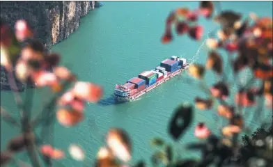  ?? WANG JIAMAN / XINHUA ?? A cargo ship passes Xiling Gorge, one of the Three Gorges along the Yangtze River, in Yichang, Hubei province.