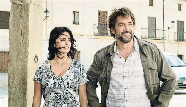  ?? FESTIVAL DE CINE DE CANNES ?? Todos lo saben El mundialmen­te aclamado tándem de Cruz y Bardem (en el fotograma) protagoniz­a este filme de suspense que el iraní Asghar Farhadi ambienta en la vida rural de un pueblo español en el que todo el mundo se conoce, un escenario nuevo para él y que resulta idóneo para sacar a la luz historias de familia, envidias, fe, apariencia­s, culpa y orgullo. En una trama de intriga causada por el secuestro de la hija de Laura (Cruz) que provoca al espectador una tensión constante, Farhadi pone sobre la mesa la gestión del dolor y la pérdida, con un reparto inigualabl­e: Ricardo Darín, Eduard Fernández, Bárbara Lennie e Inma Cuesta.