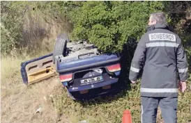  ??  ?? Viatura com matrícula francesa ficou capotada na berma da estrada