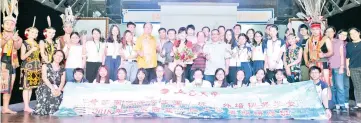  ??  ?? Dr Ismail and Wong (centre) with the students from Wuyi University during a dinner.