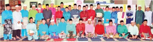  ??  ?? JAWATANKUA­SA penganjur dan penerima anugerah bergambar kenangan bersama Arifin.