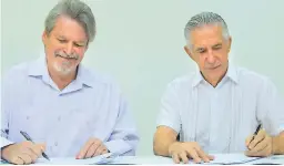  ?? FOTO: MELVIN CUBAS ?? ALIANZA. Mark Connolly, director de Unicef en Honduras y Bruce Burdett, presidente de Fundahrse firman el convenio de cooperació­n.