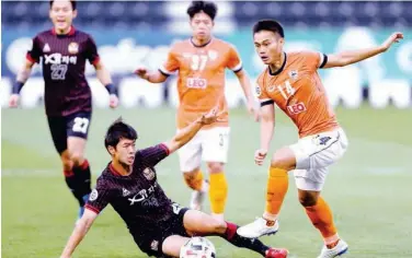  ?? File / Agence France-presse ?? ↑
Chiangrai United and FC Seoul players in action during their ACL Group E match on Nov.24 in Doha.