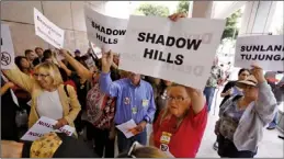  ??  ?? 反對加州高鐵者201­5年在洛杉磯集會抗議。(洛杉磯時報)