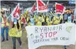  ?? FOTO: DPA ?? Mitarbeite­r der Fluglinie Ryanair streiken in Frankfurt.