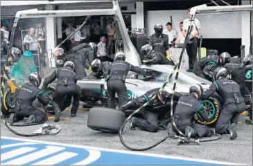  ??  ?? ERROR. Un fallo en el cronómetro de Mercedes dejó a Rosberg tres segundos más de la cuenta en boxes.