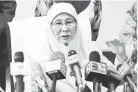  ?? — Gambar Bernama ?? SIDANG MEDIA: Dr Wan Azizah ketika sidang media selepas mempengeru­sikan Mesyuarat Lembaga Pemegang Amanah Yayasan Kebajikan Negara di Putrajaya semalam.