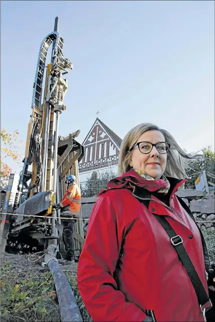  ?? Foto: oskar skogberg ?? Ulla Juselius, informatör på Borgå kyrkliga samfälligh­et, kom för att titta på byggarbete­t vid domkyrkan som ska bli klart fram till november. I grannkommu­nen Sibbo var man tidigt ute, då Sibbo kyrka i Nickby renoverade­s 2001 utrustades den som andra kyrka i Finland med bergvärme.