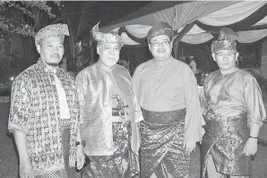  ??  ?? TETAMU merakam gambar kenangan bersama Ilyas (dua kiri).