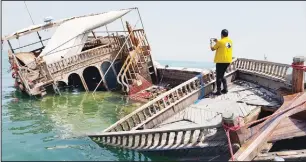  ?? KUNA photo ?? One of the diving team members on the sunken ship before it was retrieved.