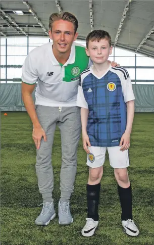  ??  ?? Sam MacKinnon pictured with Celtic footballer Scott Allan at Toryglen Football Centre in Glasgow during Diabetes Week.