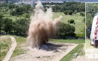  ?? (Photos Philippe Arnassan) ?? Une équipe de sept démineurs est intervenue pour faire exploser trois obus, dans l’enceinte des écoles militaires de Draguignan.