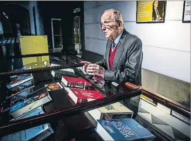  ?? LLIBERT TEIXIDÓ ?? Rozman, en la facultad de Medicina de la UB, donde se exponen sus manuales de medicina interna