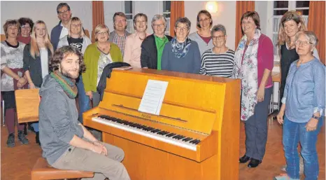  ?? FOTO: JENS GESCHKE ?? Der Kirchencho­r bereitet sich auf das Jubiläumsk­onzert am Sonntag vor.