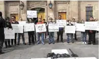  ??  ?? Manifestac­ión. Compañeros del periodista victimado se manifestar­on ayer por la mañana en la explanada del Palacio de Gobierno de San Luis Potosí.