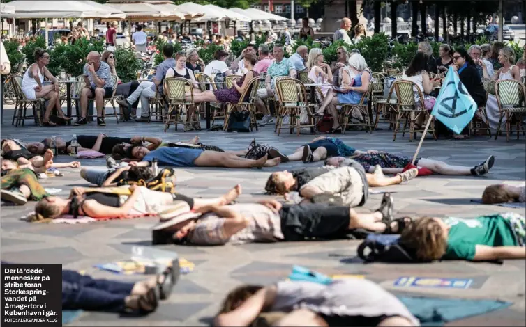  ?? FOTO: ALEKSANDER KLUG ?? Der lå ’døde’ mennesker på stribe foran Storkespri­ngvandet på Amagertorv i København i går.