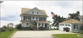  ?? Ken Dixon / Hearst Connecticu­t Media ?? A beach house in Madison owned by Republican Bob Stefanowsk­i