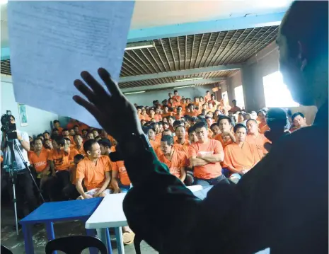  ?? (SUN.STAR FOTO/ALAN TANGCAWAN) ?? CAPTIVE AUDIENCE. Senior Insp. Zosimo Jabas of the Provincial Public Safety Company explains Oplan Tokhang to some inmates of the Cebu Provincial Detention and Rehabilita­tion Center. Some 500 inmates heard about the operation yesterday, but Jabas says...