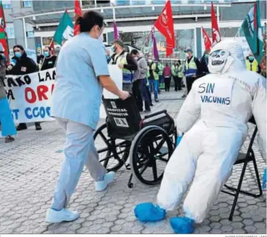  ?? JAVIER ETXEZARRET­A / EFE ?? Trabajador­es de transporte sanitario se concentran ayer en San Sebastián para exigir la vacunación.