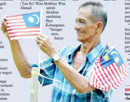  ??  ?? IBRAHIM Abdu Rahman yang lahir pada tarikh Pengisytih­aran Kemerdekaa­n memasang Jalur Gemilang di hadapan rumahnya. -Gambar Bernama