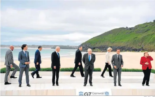  ?? NEIL HALL / EFE ?? Los mandatario­s se colocan para la foto de familia de la cumbre del G-7, que comenzó ayer en la localidad británica de Cornualles.