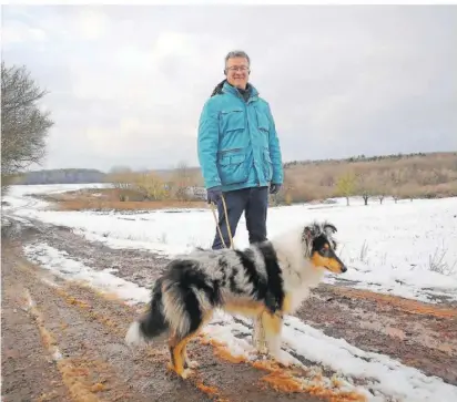  ?? FOTO: SE
BASTIAN DINGLER ?? Ab geht’s über die Püttlinger Höhen mit Manuel Andrack und seinem Hund Mulan. Wer mit dem Autor reden möchte, muss gut zu Fuß sein.