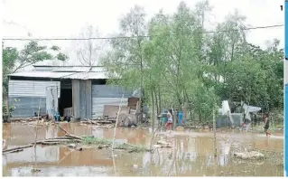  ?? ?? 1 (1) Las autoridade­s de Copeco giraron instruccio­nes a las regionales para ejecutar acciones de prevención y atención en caso de haber afectados por las lluvias. (2) La depresión tropical podría convertirs­e en huracán categoría 1 entre viernes y sábado.