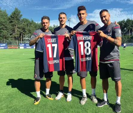  ?? Slogan ?? Alcuni giocatori del Bologna con la nuova maglia che ha confermato tutte le sponsorizz­azioni