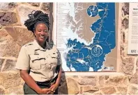  ??  ?? Die Rangerin Angela Crenshaw empfängt die Besucher im Harriet Tubman Visitor Center zu einer Zeitreise.