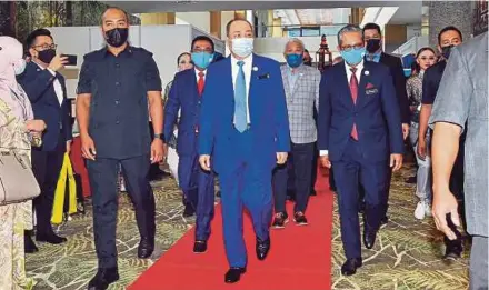  ?? PIC BY MOHD ADAM ARININ ?? Sabah Chief Minister Datuk Seri Hajiji Noor (centre) at the launch of Sabah Maju Jaya Plan 2021-2025 at the Sabah Internatio­nal Convention Centre in Kota Kinabalu yesterday.