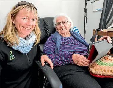  ?? PHOTO: RICKY WILSON/FAIRFAX NZ ?? Jean Leslie, 99, uses Facebook to connect with her relatives, including granddaugh­ter Melissa Tripe.