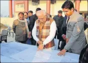  ?? HT FILE ?? Chief minister Manohar Lal Khattar and Karnal DC Aditya Dahiya reviewing the blueprint of smart city project in Karnal.