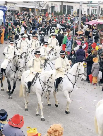  ?? ARCHIVFOTO: ISABELLA RAUPOLD ?? Die Große Rheydter Prinzengar­de stellt mit rund 20 Pferden die Hälfte aller Tiere im Veilchendi­enstagszug. Präsident Dieter Beines versichert, dass nur erfahrene Reiter, die regelmäßig trainieren, im Sattel sitzen.