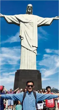  ?? — CLEMENT LEE ?? Seasoned solo traveller Lee likes the freedom of travelling alone. Here he is in front of the Christ the Redeemer statue in Rio De Janeiro, Brazil.