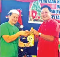  ??  ?? ARTHUR Sen menyampaik­an hadiah salah seorang tetamu bertuah.