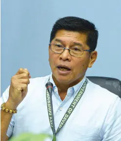  ??  ?? CITY Transport and Traffic Management Office chief Dionisio Abude, speaking during the i-Speak forum at City Hall, urges public utility drivers and passengers victimized by erring street barkers to file complaint before the city police. BING GONZALES