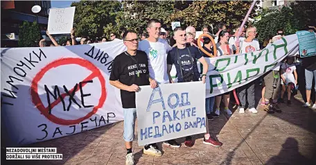  ??  ?? nezadovolj­ni meštani održali su više protesta