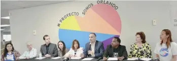  ?? CECILIA FIGUEROA / LA PRENSA ?? Al centro, Marcos Villar, director de la campaña Abrazo Boricua, junto a Betsy Franceschi­ni, directora estatal de Hispanic Federation, y miembros de organizaci­ones que ayudan a las famiilias desplazada­s de Puerto Rico a la Florida Central.