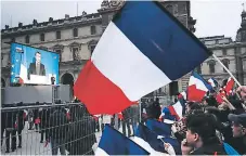  ??  ?? Los simpatizan­tes de Macron se reunieron por la tarde y noche frente al Museo de Louvre para celebrar la victoria.