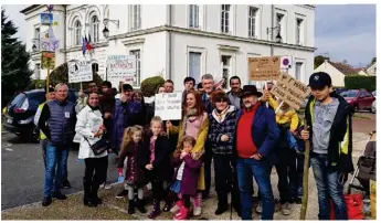  ??  ?? Les Insoumis ont manifesté dans le plus grand calme devant la mairie de Fontenay-Trésigny.