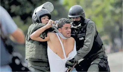  ?? REUTERS ?? Protestas. Un manifestan­te opositor es detenido por la policía en una marcha en Caracas.